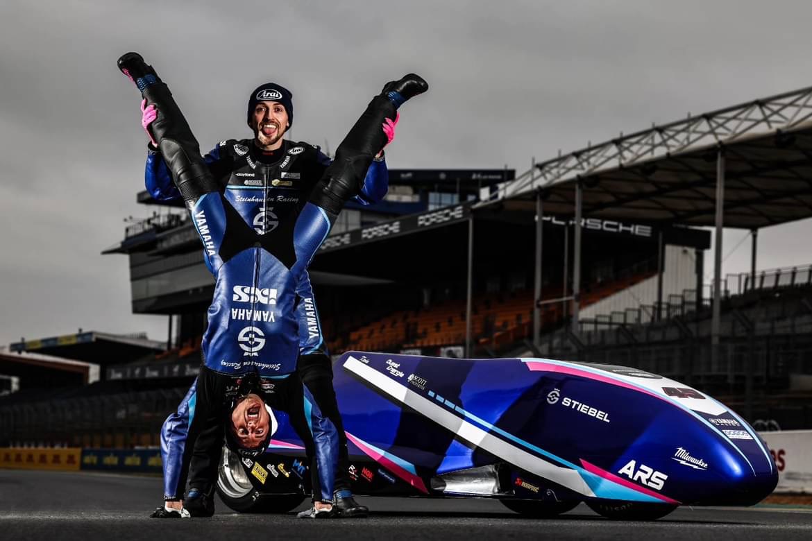 Harry Payne et Kevin Rousseau célébrant devant leur side-car